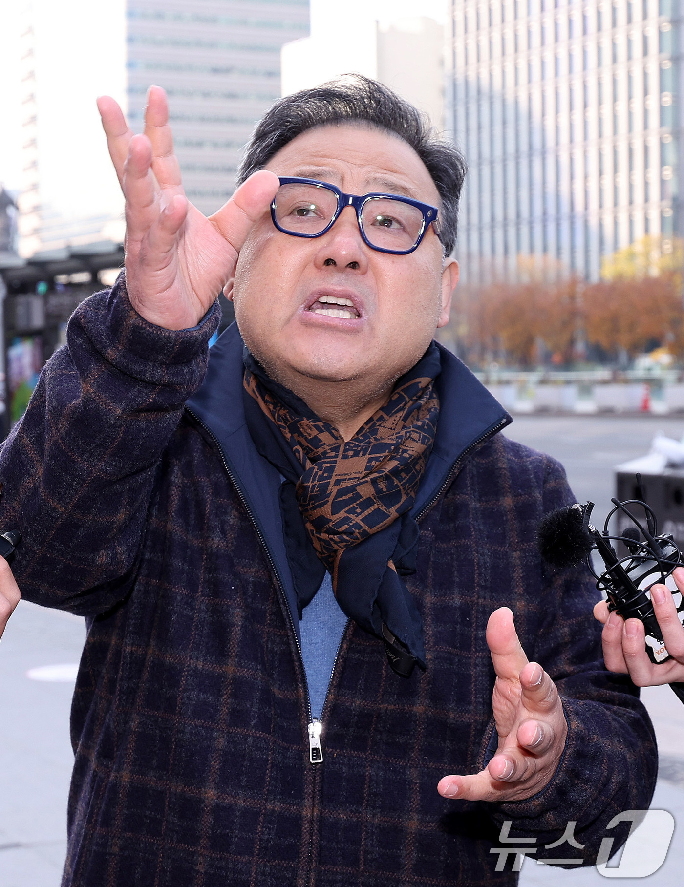 (서울=뉴스1) 박지혜 기자 = 서성빈 드론돔 대표가 20일 서울 광화문 KT 빌딩에 마련된 김건희특검 사무실로 출석하기 앞서 취재진 질문에 답하고 있다.특검팀은 윤석열 정부 시절 …