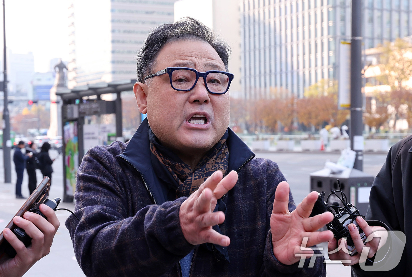 (서울=뉴스1) 박지혜 기자 = 서성빈 드론돔 대표가 20일 서울 광화문 KT 빌딩에 마련된 김건희특검 사무실로 출석하기 앞서 취재진 질문에 답하고 있다.특검팀은 윤석열 정부 시절 …