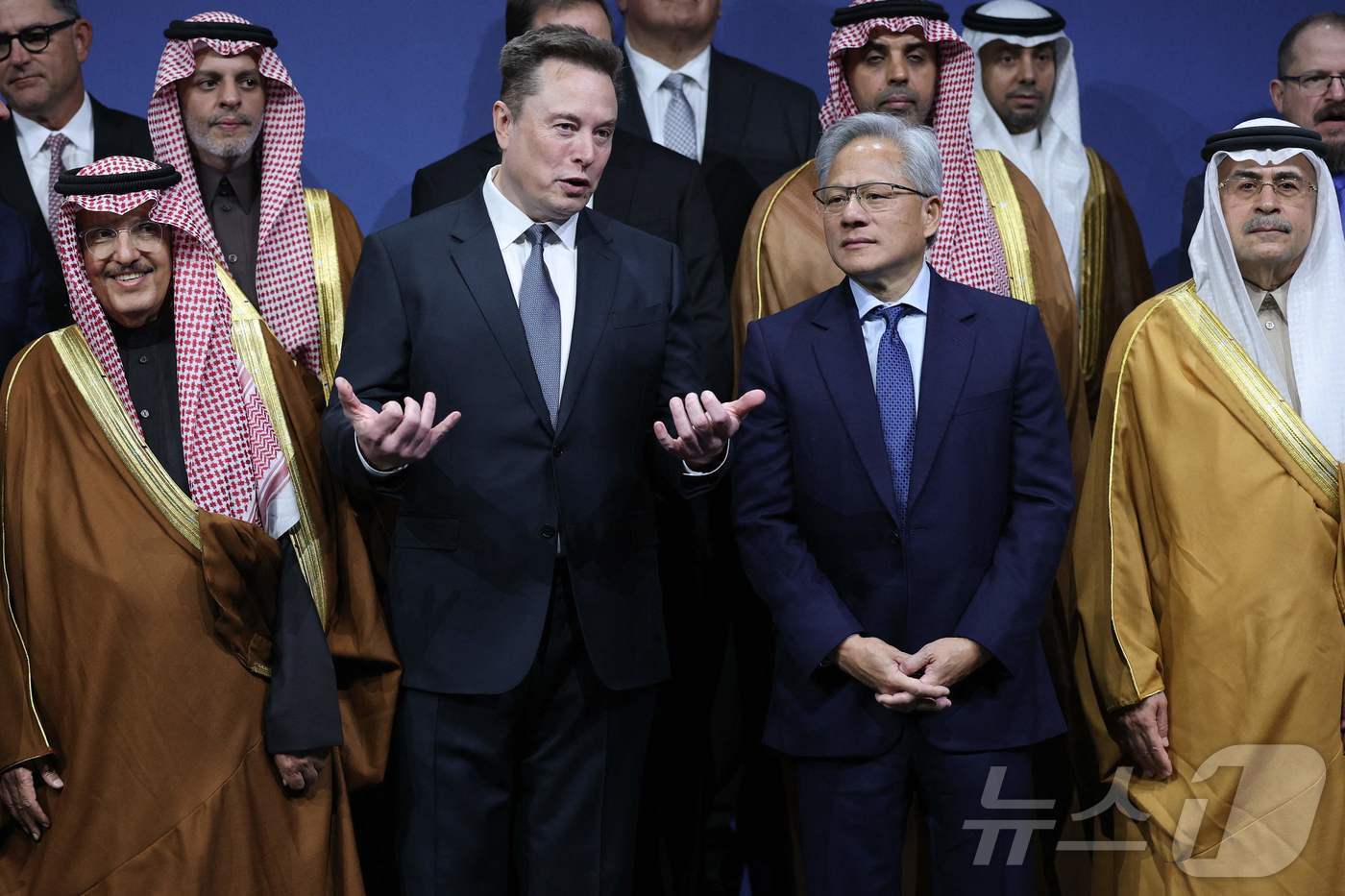 본문 이미지 - 일론 머스크 테슬라 CEO&#40;왼쪽&#41;와 젠슨 황 엔비디아 CEO가 19일&#40;현지 시각&#41; 워싱턴 케네디 센터에서 열린 미국-사우디 투자 포럼에 참석해 대화를 나누고 있다.  ⓒ AFP=뉴스1 ⓒ News1 임세영 기자