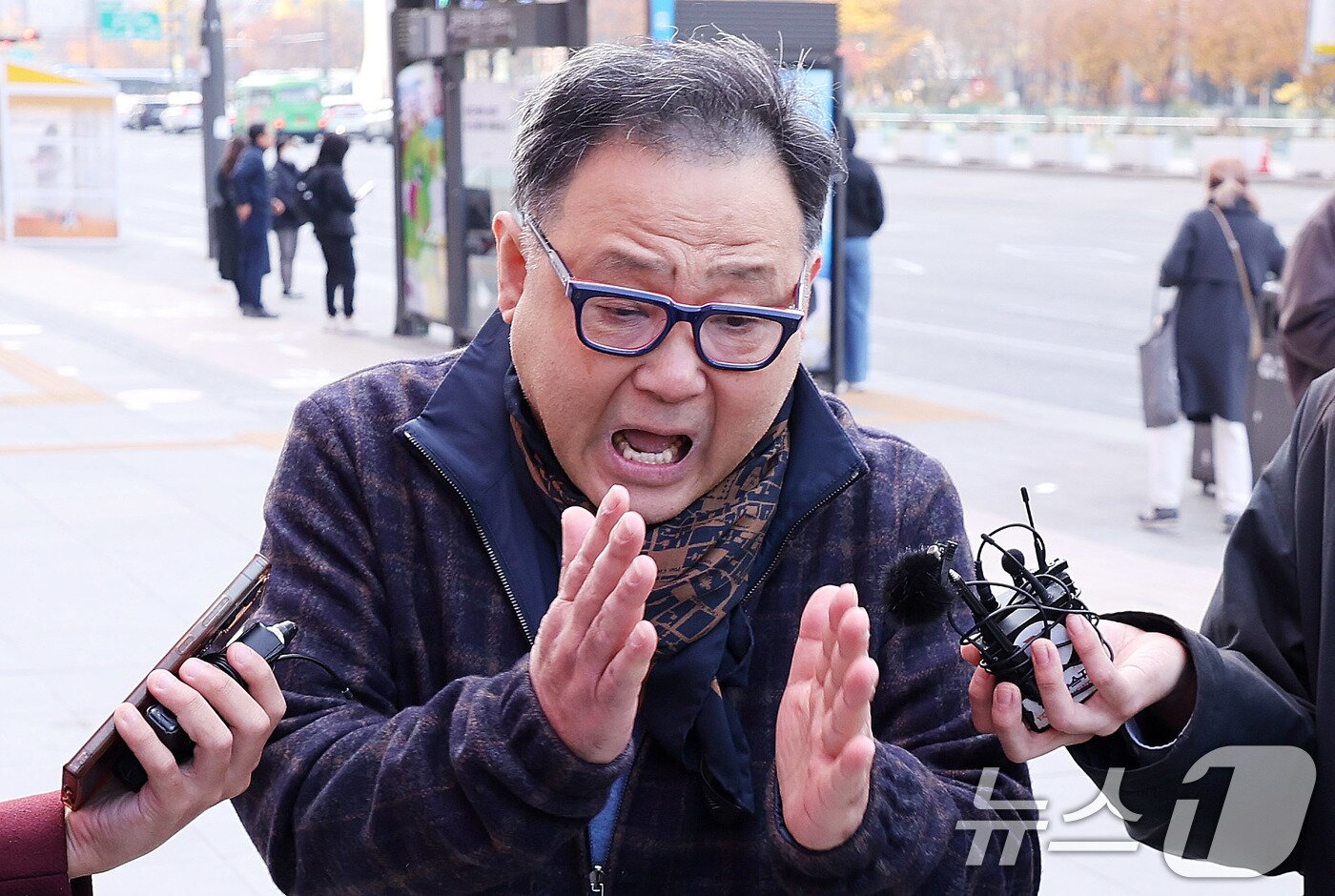 본문 이미지 - 서성빈 드론돔 대표가 20일 서울 광화문 KT 빌딩에 마련된 김건희특검 사무실로 출석하기 앞서 취재진 질문에 답하고 있다. 2025.11.20/뉴스1 ⓒ News1 박지혜 기자