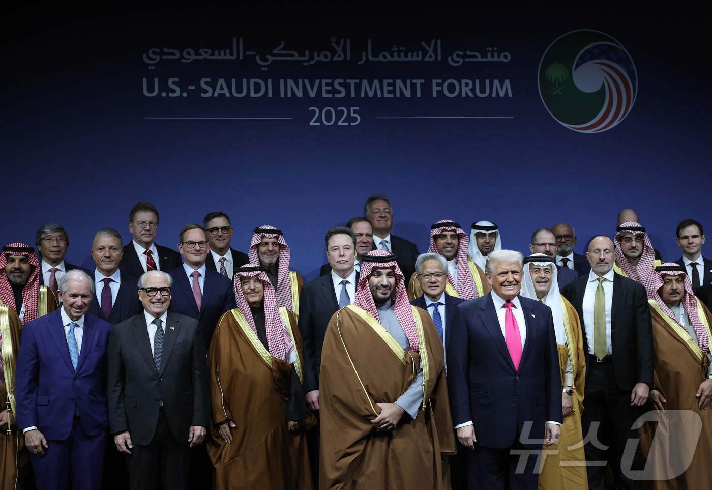 본문 이미지 - 도널드 트럼프 미국 대통령, 일론 머스크 테슬라 CEO, 젠슨 황 엔비디아 CEO 및 기타 참석자들이 19일&#40;현지시간&#41; 미국 워싱턴 D.C. 존 F. 케네디 공연예술센터에서 열린 미국-사우디 투자 포럼에서 기념촬영을 하고 있다. ⓒ AFP=뉴스1 ⓒ News1 임세영 기자