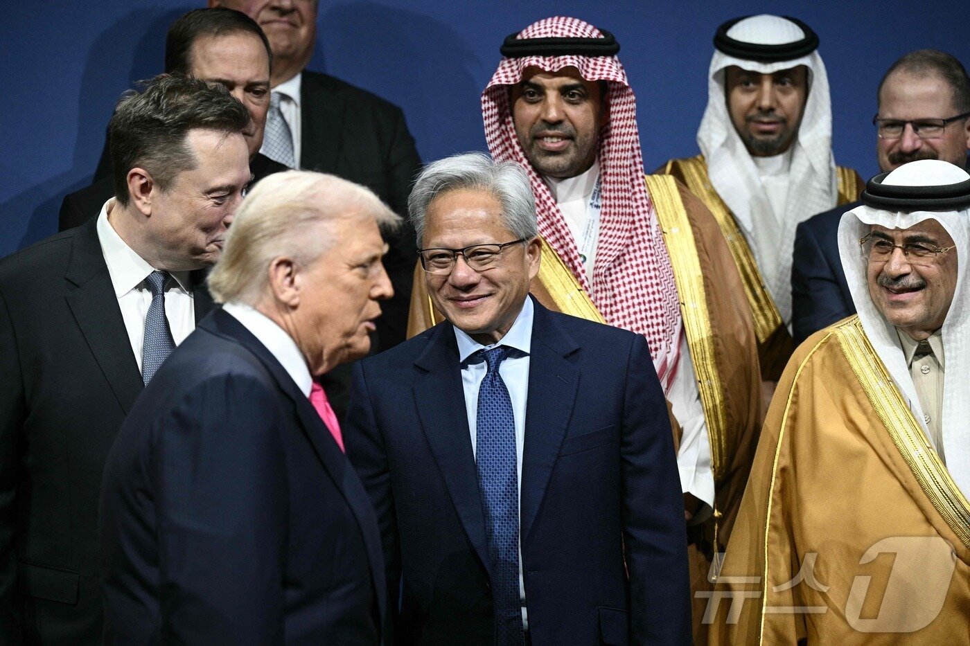 본문 이미지 - 도널드 트럼프 미국 대통령, 일론 머스크 테슬라 CEO, 젠슨 황 엔비디아 CEO 및 기타 참석자들이 19일&#40;현지시간&#41; 미국 워싱턴 D.C. 존 F. 케네디 공연예술센터에서 열린 미국-사우디 투자 포럼에서 기념촬영에 나서고 있다.  ⓒ AFP=뉴스1 ⓒ News1 임세영 기자