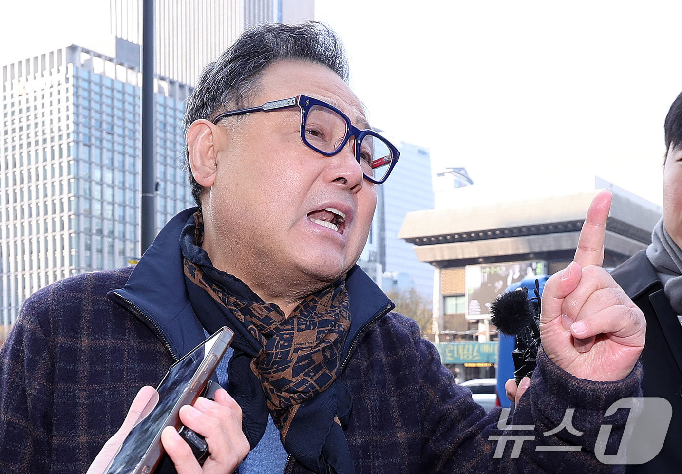 (서울=뉴스1) 박지혜 기자 = 서성빈 드론돔 대표가 20일 서울 광화문 KT 빌딩에 마련된 김건희특검 사무실로 출석하기 앞서 취재진 질문에 답하고 있다.특검팀은 윤석열 정부 시절 …