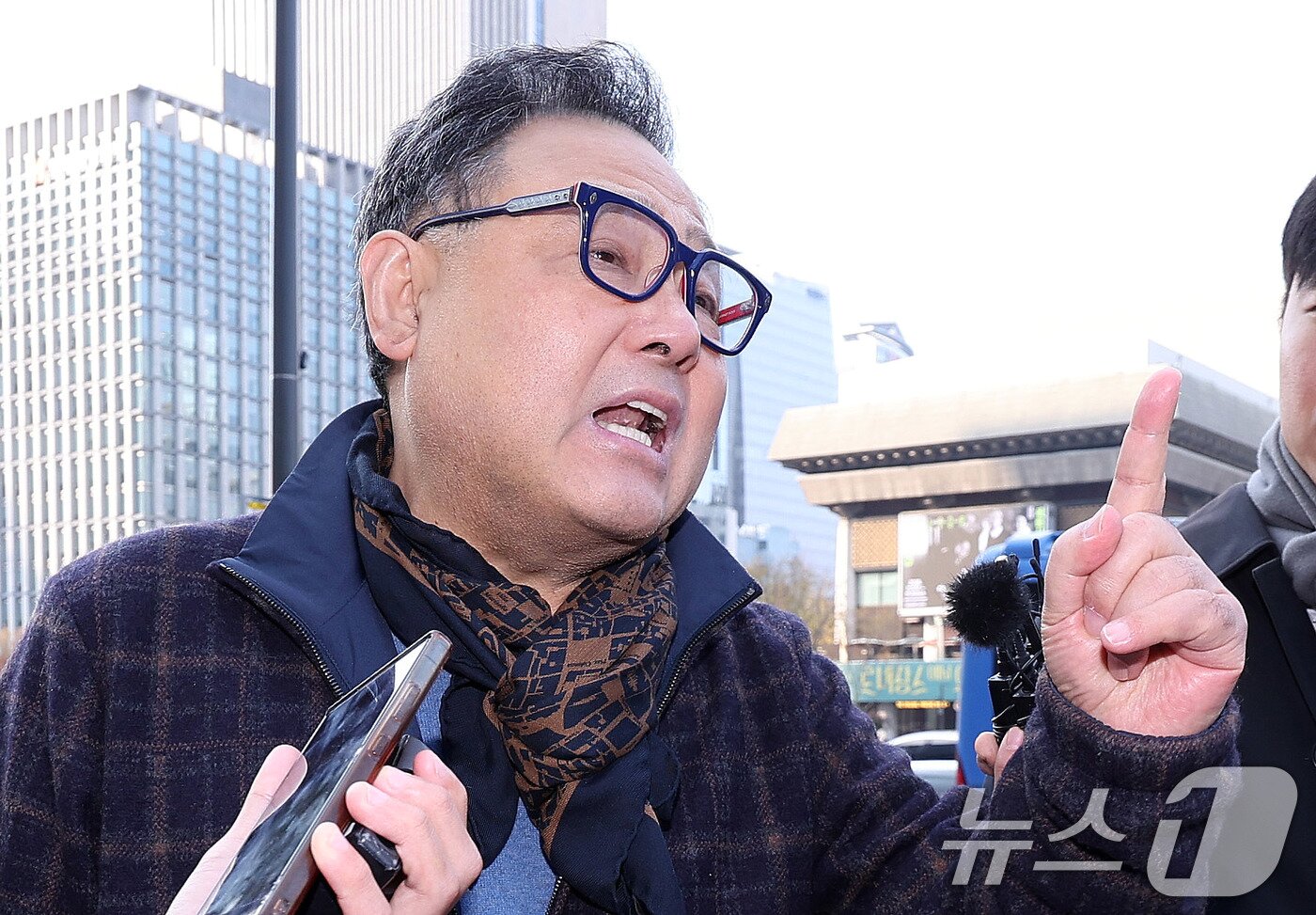 본문 이미지 - 서성빈 드론돔 대표가 20일 서울 광화문 KT 빌딩에 마련된 김건희특검 사무실로 출석하기 앞서 취재진 질문에 답하고 있다. 2025.11.20/뉴스1 ⓒ News1 박지혜 기자