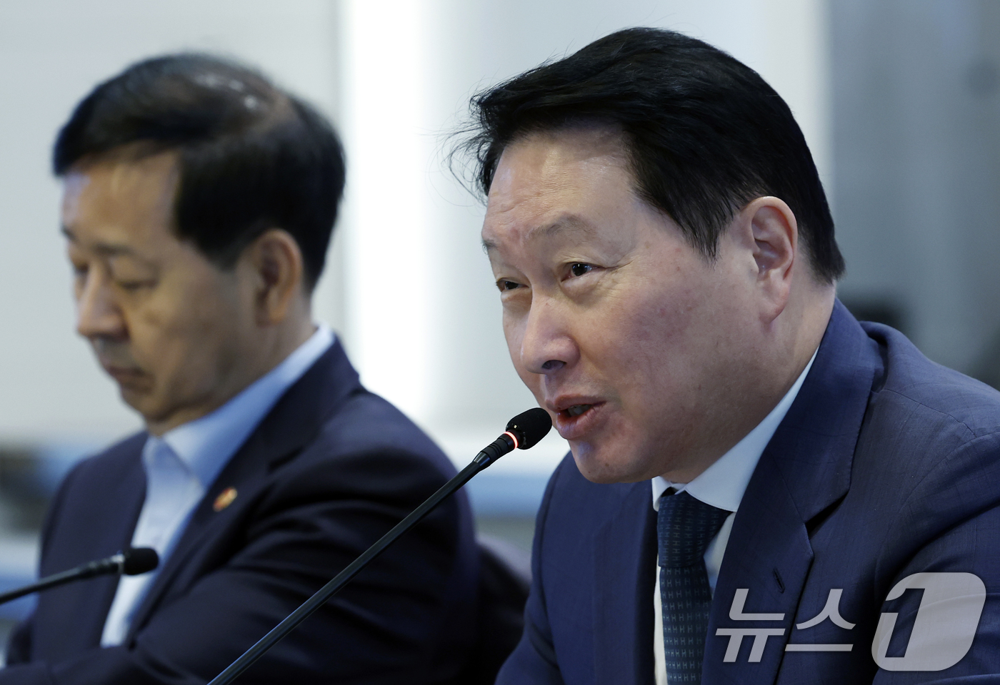 (서울=뉴스1) 박정호 기자 = 최태원 대한상공회의소 회장이 20일 오전 서울 여의도 CCMM빌딩 루나미엘레 그랜드볼룸에서 성장지향형 기업생태계 구축을 위한 혁신 전략을 주제로 열 …