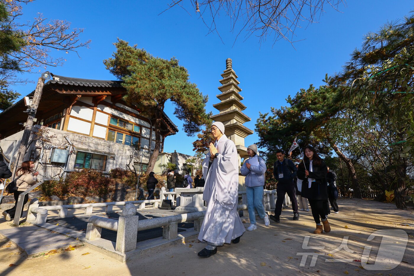 본문 이미지 - 길상사에서 탑돌이하는 외국인 관광객들(서울관광재단 제공)