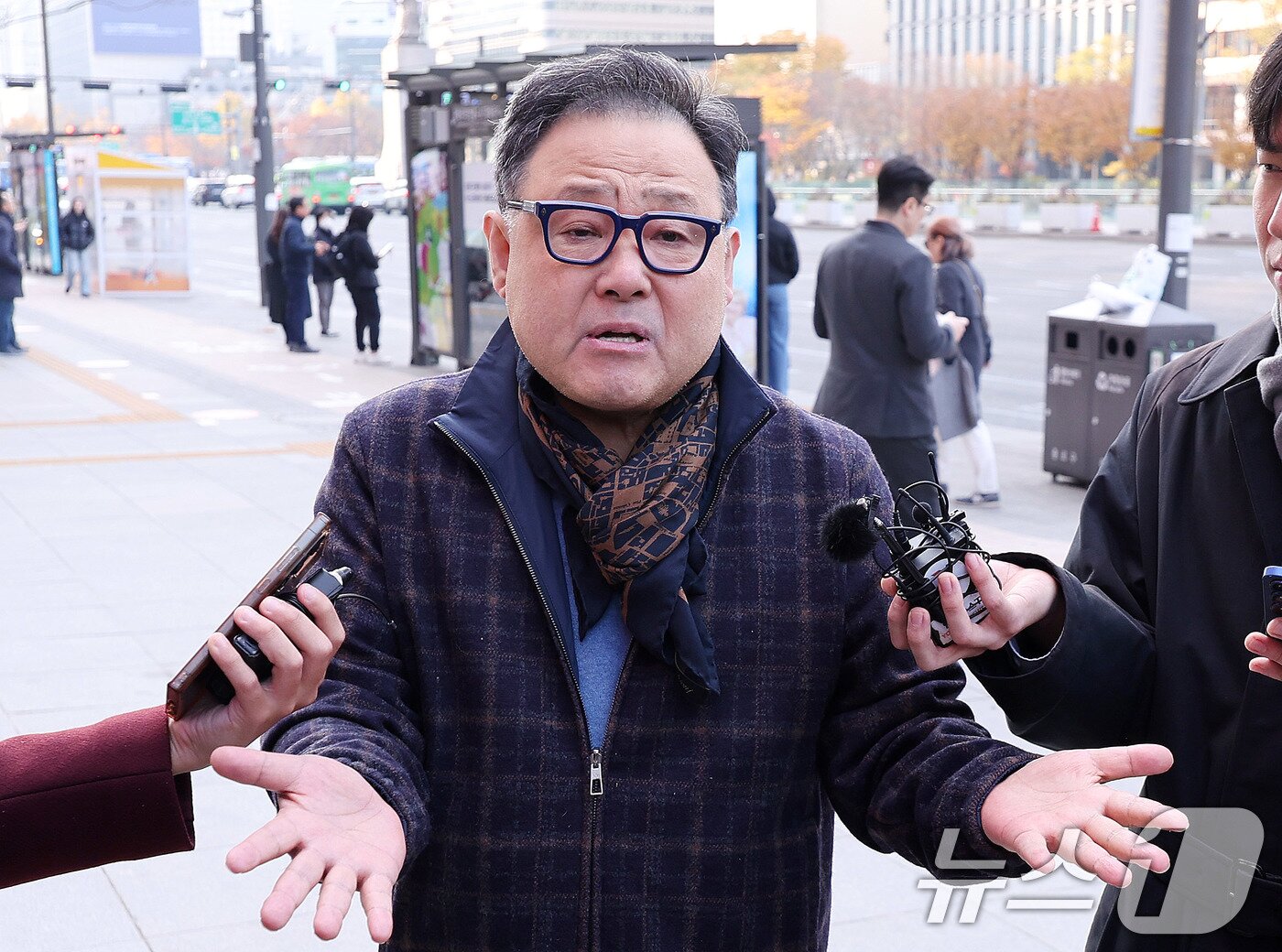 본문 이미지 - 서성빈 드론돔 대표가 20일 서울 광화문 KT 빌딩에 마련된 김건희특검 사무실로 출석하기 앞서 취재진 질문에 답하고 있다. 2025.11.20/뉴스1 ⓒ News1 박지혜 기자