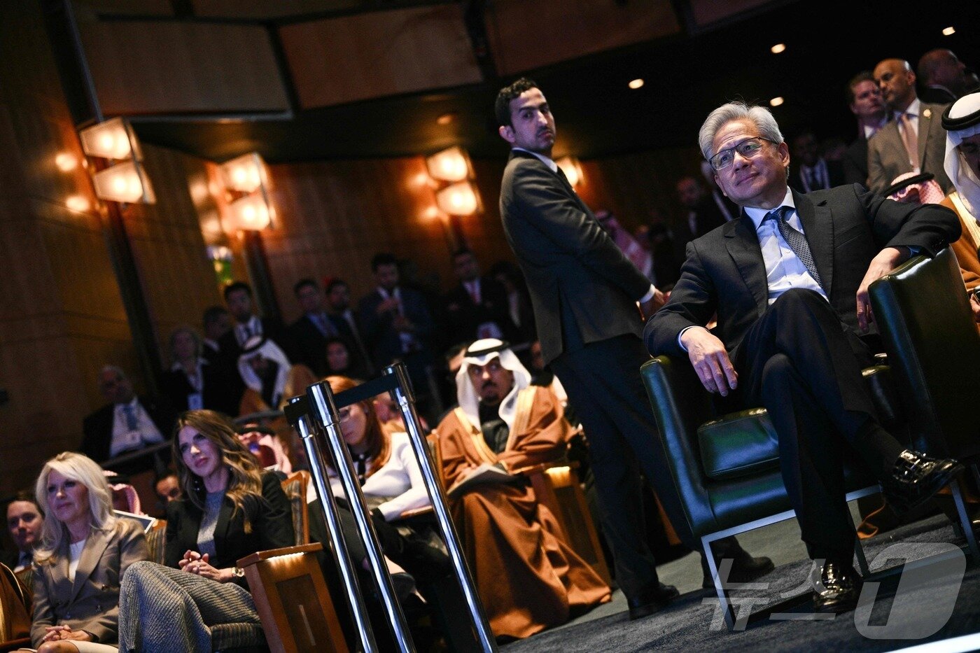 본문 이미지 - 젠슨 황 엔비디아 CEO가 19일&#40;현지시간&#41; 미국 워싱턴 D.C. 존 F. 케네디 공연예술센터에서 열린 미국-사우디 투자 포럼에서 도널드 트럼프 미국 대통령의 연설을 지켜보고 있다. ⓒ AFP=뉴스1 ⓒ News1 임세영 기자