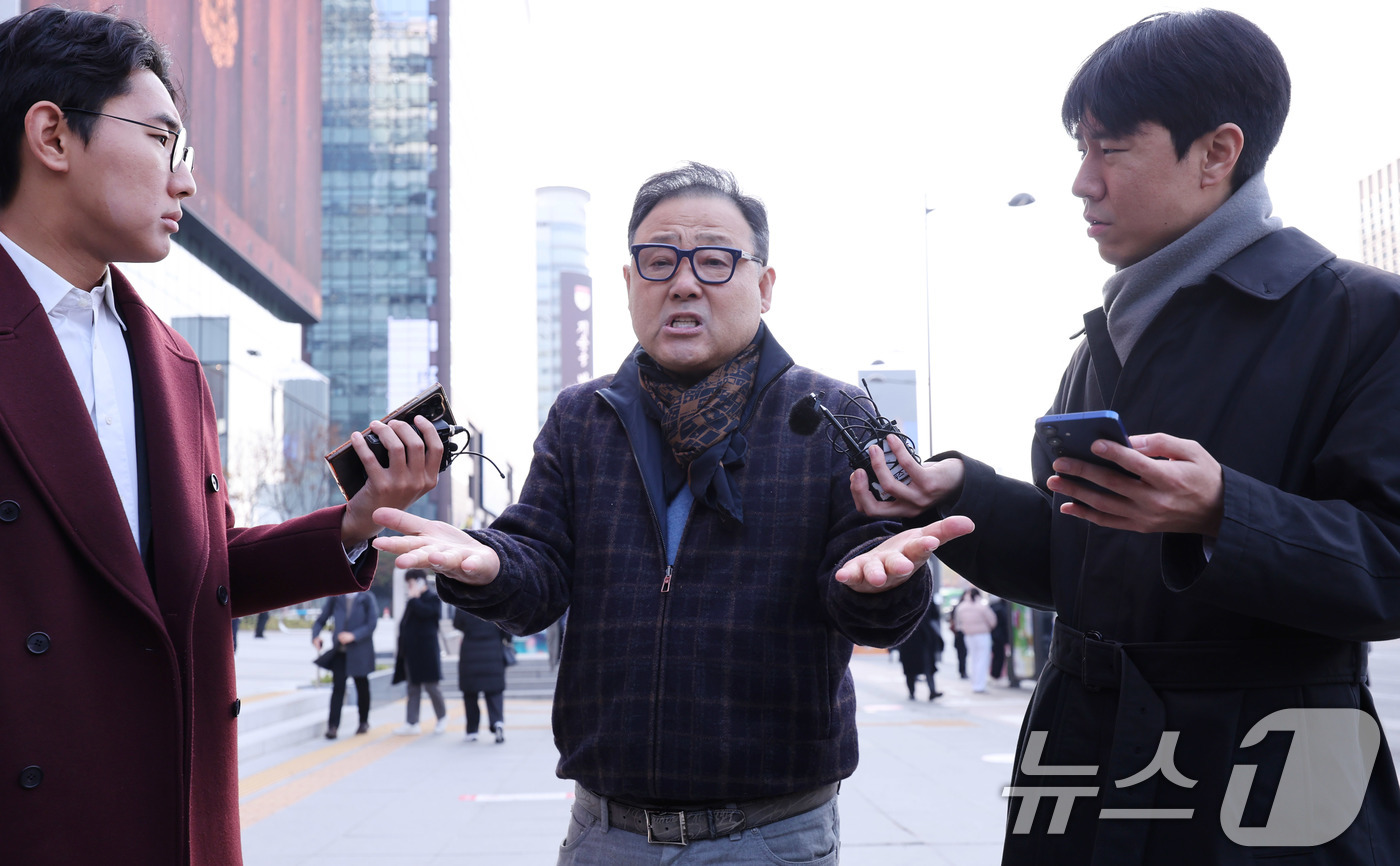 (서울=뉴스1) 박지혜 기자 = 서성빈 드론돔 대표가 20일 서울 광화문 KT 빌딩에 마련된 김건희특검 사무실로 출석하기 앞서 취재진 질문에 답하고 있다.특검팀은 윤석열 정부 시절 …