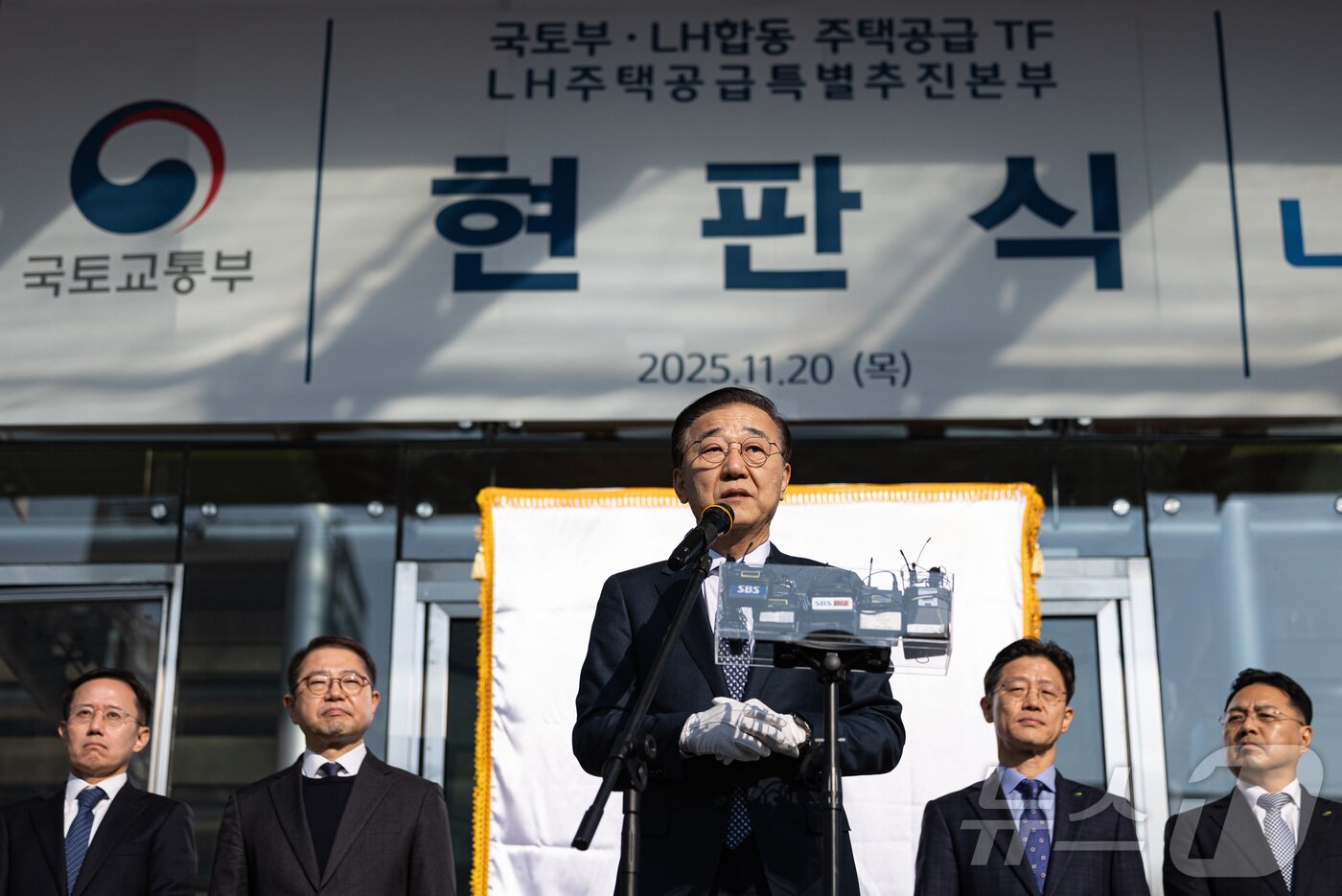 본문 이미지 - 김윤덕 국토교통부 장관이 20일 서울 용산구 HJ중공업 본사에서 열린 LH 주택공급 특별추진본부 출범 현판식에서 축사를 하고 있다. 2025.11.20/뉴스1 ⓒ News1 이재명 기자