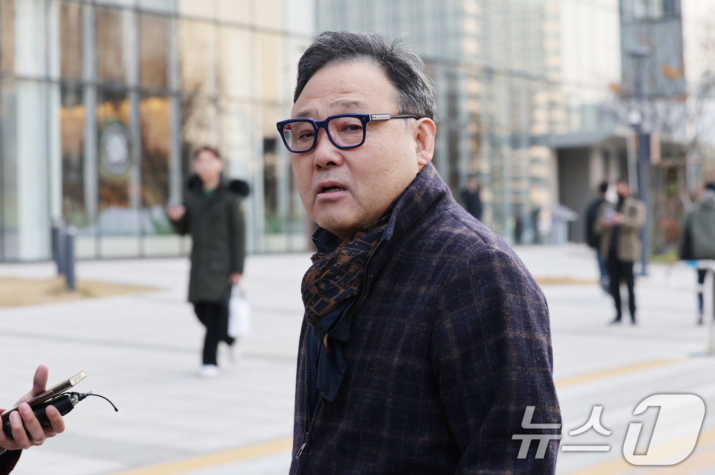 (서울=뉴스1) 박지혜 기자 = 서성빈 드론돔 대표가 20일 서울 광화문 KT 빌딩에 마련된 김건희특검 사무실로 출석하기 앞서 취재진 질문에 답하고 있다.특검팀은 윤석열 정부 시절 …