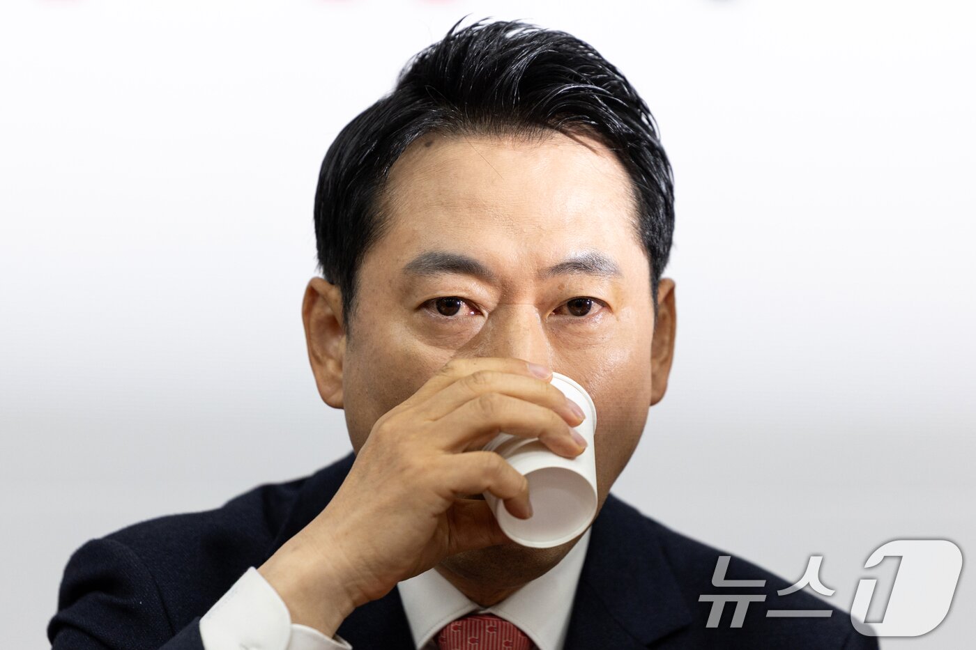 본문 이미지 - 장동혁 국민의힘 대표가 20일 서울 여의도 국회에서 열린 최고위원회의에서 물을 마시고 있다. 2025.11.20 ⓒ 뉴스1 이승배 기자
