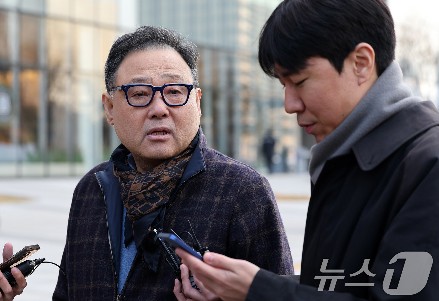 (서울=뉴스1) 박지혜 기자 = 서성빈 드론돔 대표가 20일 서울 광화문 KT 빌딩에 마련된 김건희특검 사무실로 출석하기 앞서 취재진 질문에 답하고 있다.특검팀은 윤석열 정부 시절 …