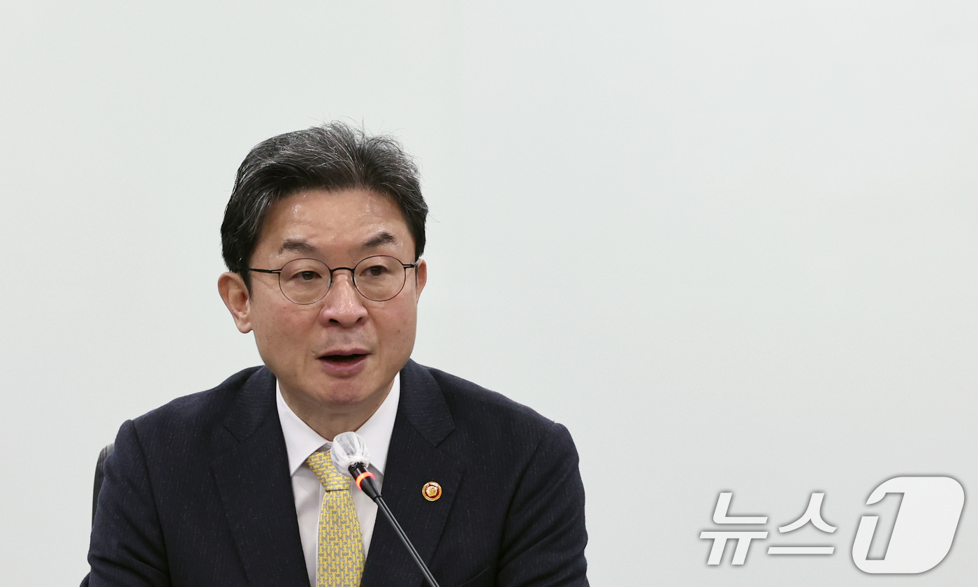 (서울=뉴스1) 구윤성 기자 = 이억원 금융위원장이 20일 오전 서울 중구 여신금융협회에서 열린 여신전문금융업권 CEO 간담회에서 모두발언을 하고 있다. 2025.11.20/뉴스1 …