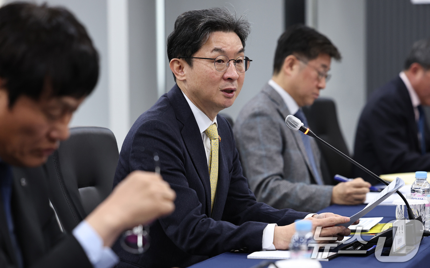 (서울=뉴스1) 구윤성 기자 = 이억원 금융위원장이 20일 오전 서울 중구 여신금융협회에서 열린 여신전문금융업권 CEO 간담회에서 모두발언을 하고 있다. 2025.11.20/뉴스1 …