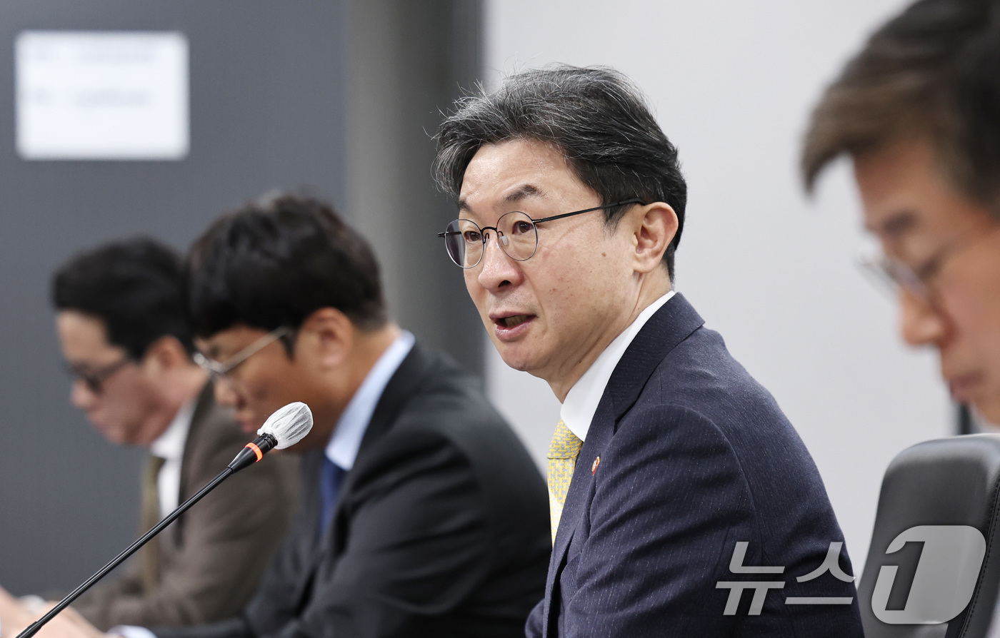 (서울=뉴스1) 구윤성 기자 = 이억원 금융위원장이 20일 오전 서울 중구 여신금융협회에서 열린 여신전문금융업권 CEO 간담회에서 모두발언을 하고 있다. 2025.11.20/뉴스1 …