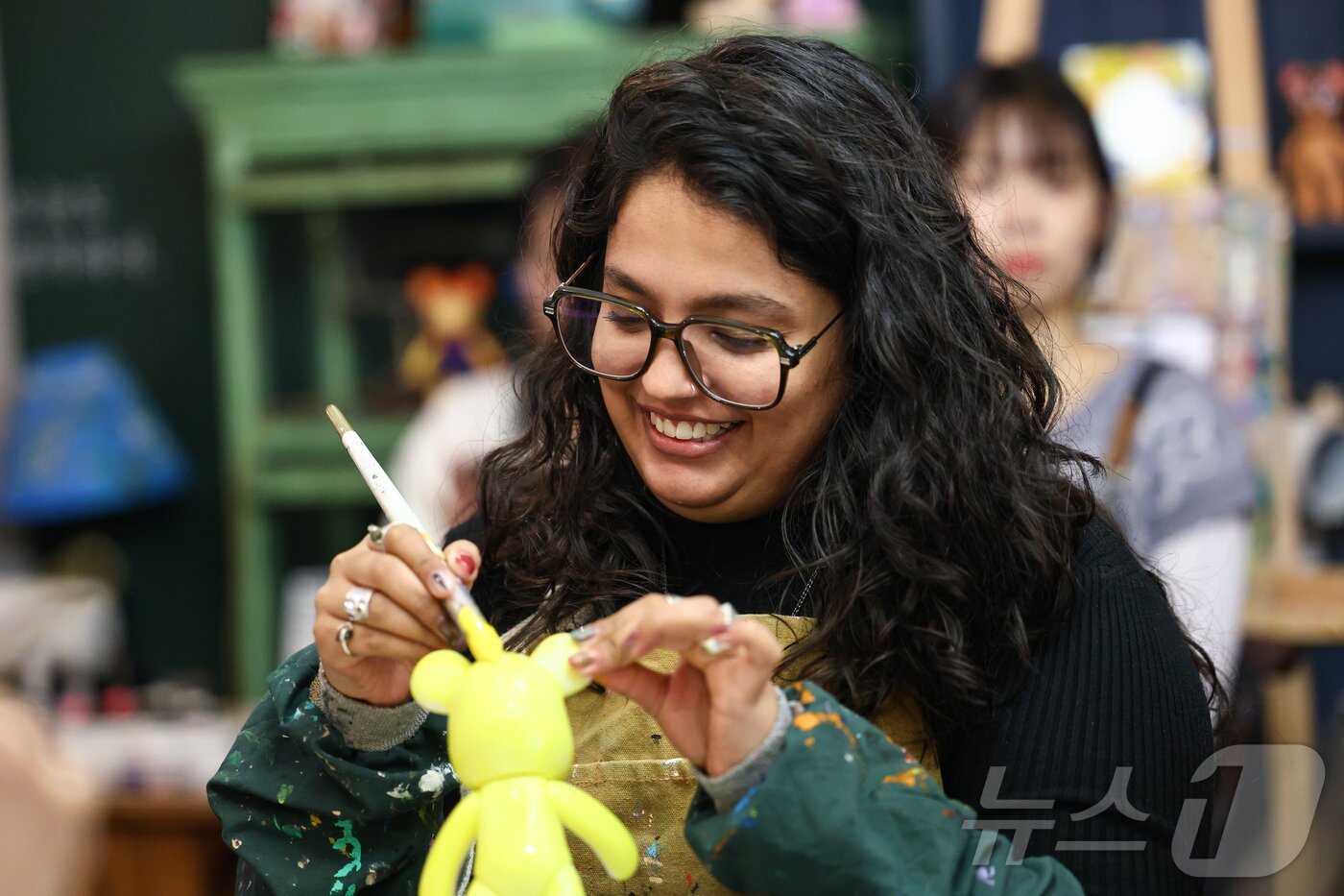 본문 이미지 - '2025 예술관광 아트 인 서울(ARTS IN SEOUL)'의 한남 코스 중 베어브릭 페인팅을 체험하는 외국인 관광객(서울관광재단 제공) 
