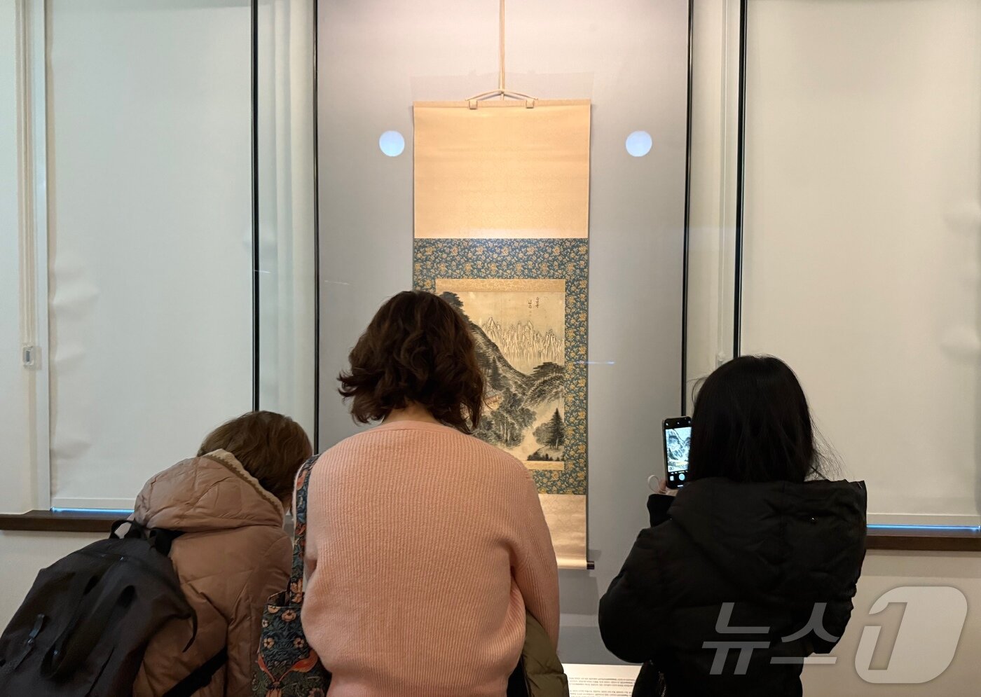 본문 이미지 - 간송미술관의 겸재 정선 작품을 면밀히 보고 있는 외국인관광객들 ⓒ News1 윤슬빈 관광전문기자