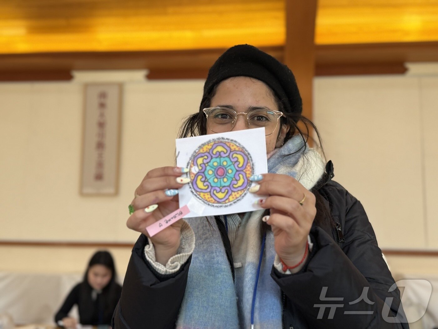 본문 이미지 - 모로코 출신의 참여객이 본인이 색칠한 단청 무늬를 보여주고 있다. ⓒ News1 윤슬빈 관광전문기자