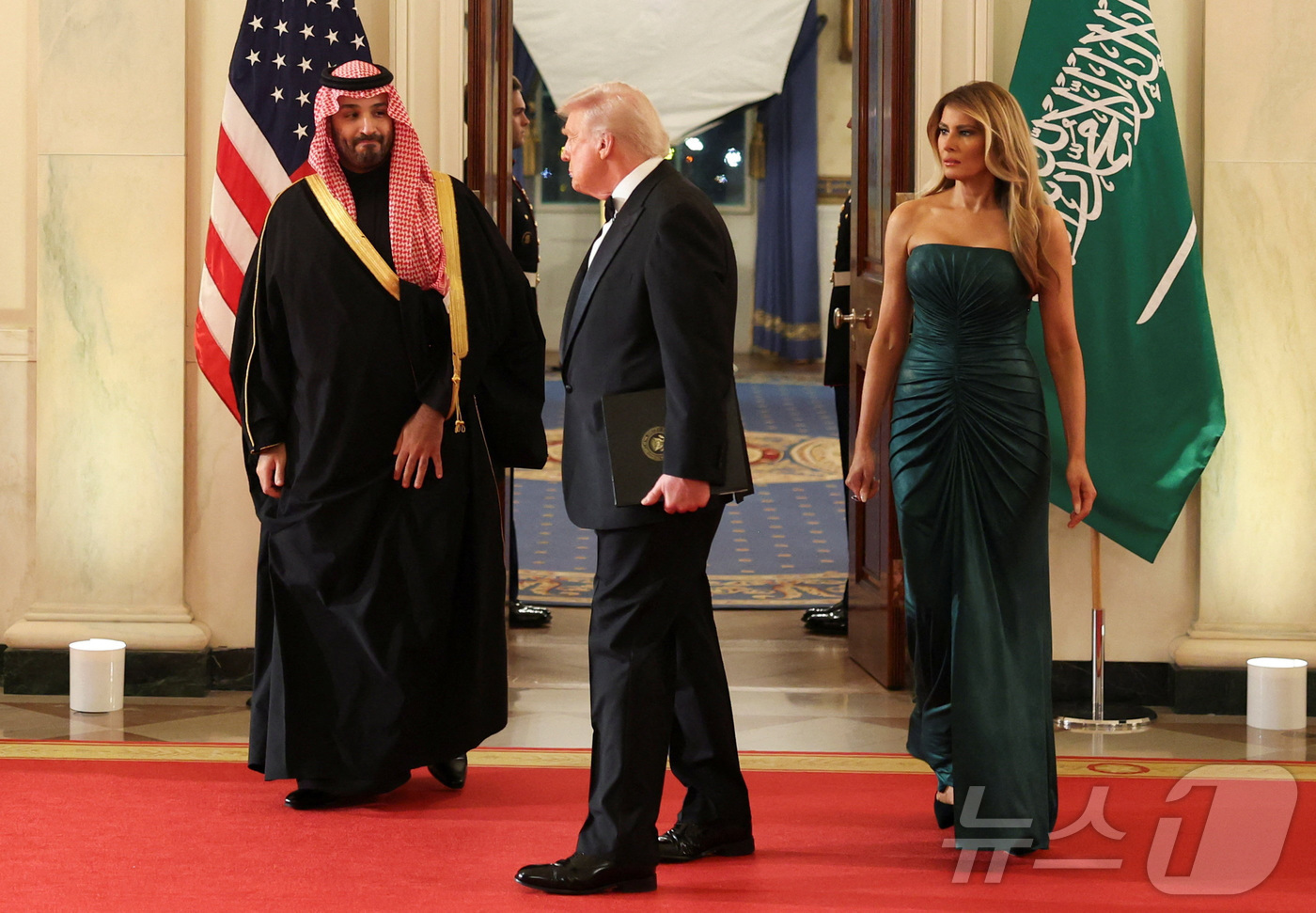 (워싱턴 로이터=뉴스1) 양은하 기자 = 18일(현지시간) 미국 워싱턴 D.C.에서 열린 만찬에 도널드 트럼프 미국 대통령과 멜라니아 트럼프 여사, 그리고 사우디아라비아의 왕세자 …