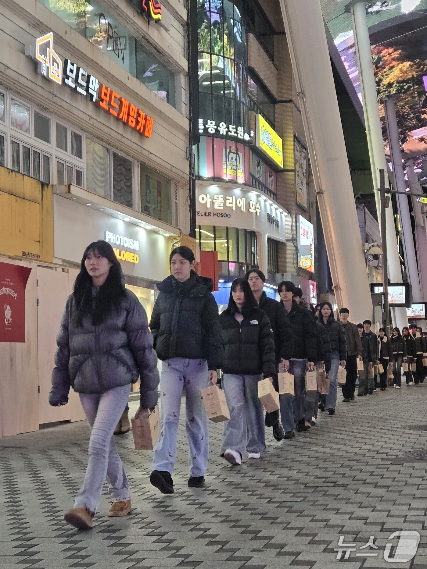 본문 이미지 - 대덕대학교 K-모델과 ‘2025 재능나눔 이웃사랑 스트릿패션쇼’ 모습. (대덕대 제공.재판매 및 DB금지)/뉴스1 