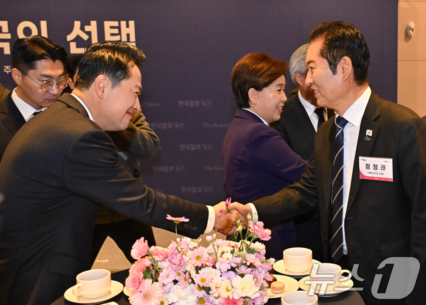 (서울=뉴스1) 국회사진기자단 = 정청래 더불어민주당 대표와 장동혁 국민의힘 대표가 20일 서울 여의도 FKI플라자 그랜드볼룸에서 '격랑의 세계, 한국의 선택'을 주제로 열린  ' …