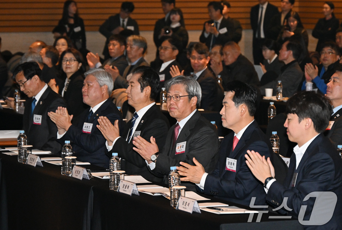 (서울=뉴스1) 국회사진기자단 = 여야 대표를 비롯한 참석자들이 20일 서울 여의도 FKI플라자 그랜드볼룸에서 '격랑의 세계, 한국의 선택'을 주제로 열린  '2025 코라시아포럼 …