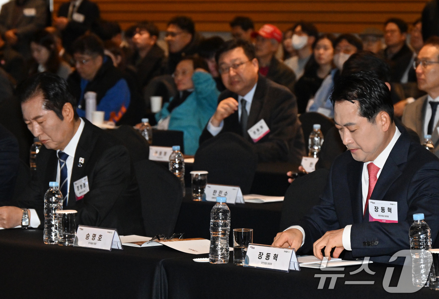 (서울=뉴스1) 국회사진기자단 = 정청래 더불어민주당 대표와 장동혁 국민의힘 대표가 20일 서울 여의도 FKI플라자 그랜드볼룸에서 '격랑의 세계, 한국의 선택'을 주제로 열린 '2 …