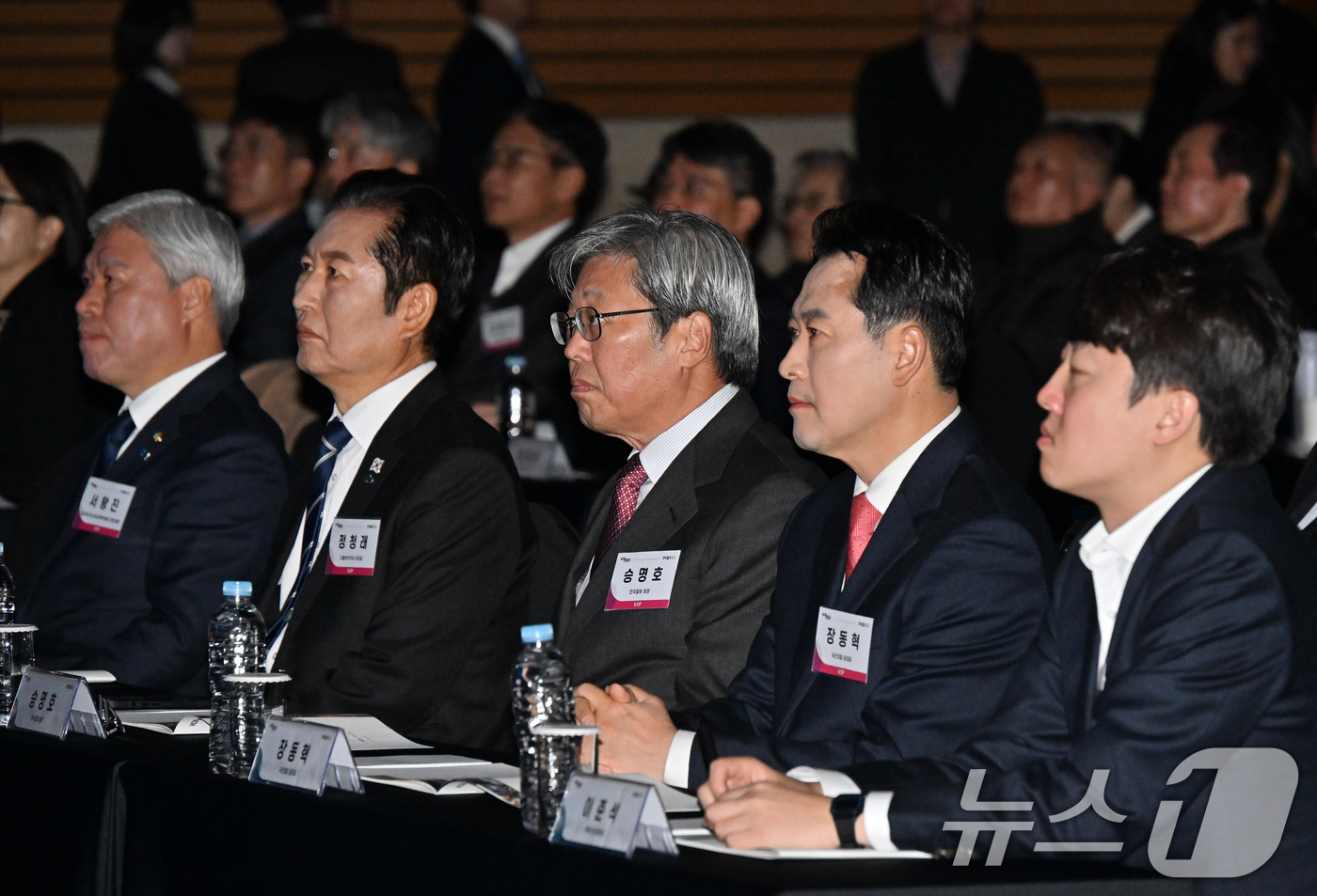 (서울=뉴스1) 국회사진기자단 = 여야 대표를 비롯한 참석자들이 20일 서울 여의도 FKI플라자 그랜드볼룸에서 '격랑의 세계, 한국의 선택'을 주제로 열린  '2025 코라시아포럼 …