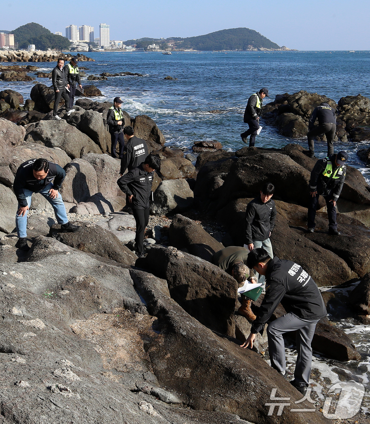 (부산=뉴스1) 윤일지 기자 = 최근 제주도 서귀포, 경북 포항, 대마도 해안가에서 마약류인 케타민이 담긴 '茶(차)' 표시의 녹색 포장지 물체가 잇따라 발견된 가운데 20일 부산 …