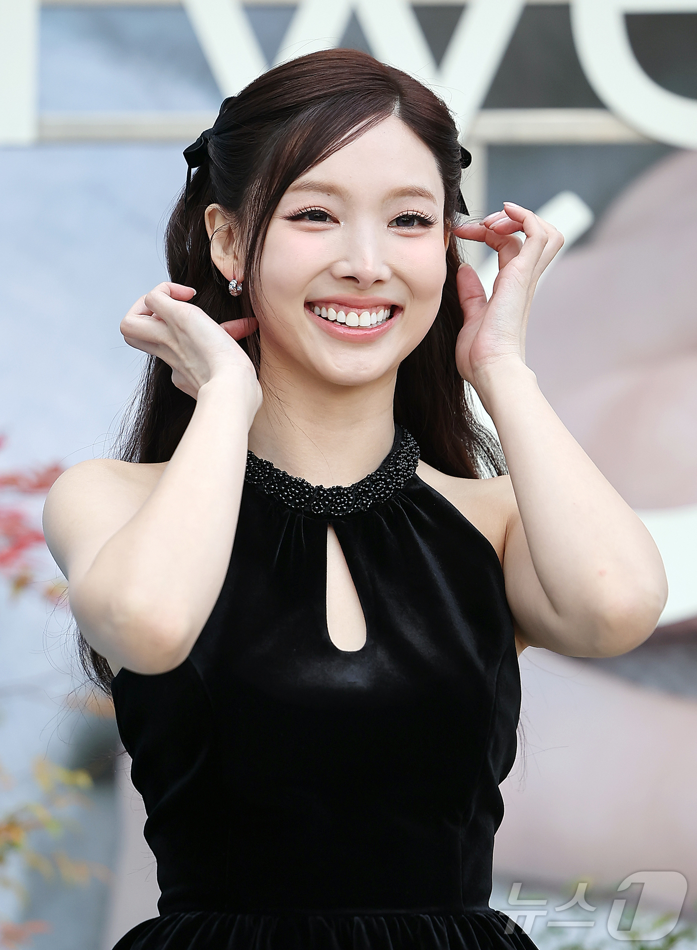 (서울=뉴스1) 김진환 기자 = 트와이스 나연이 20일 오전 서울 성동구 성수동의 한 플래그십 스토어에서 열린 뷰티 브랜드 출시 기념 행사에 참석해 포즈를 취하고 있다. 2025. …