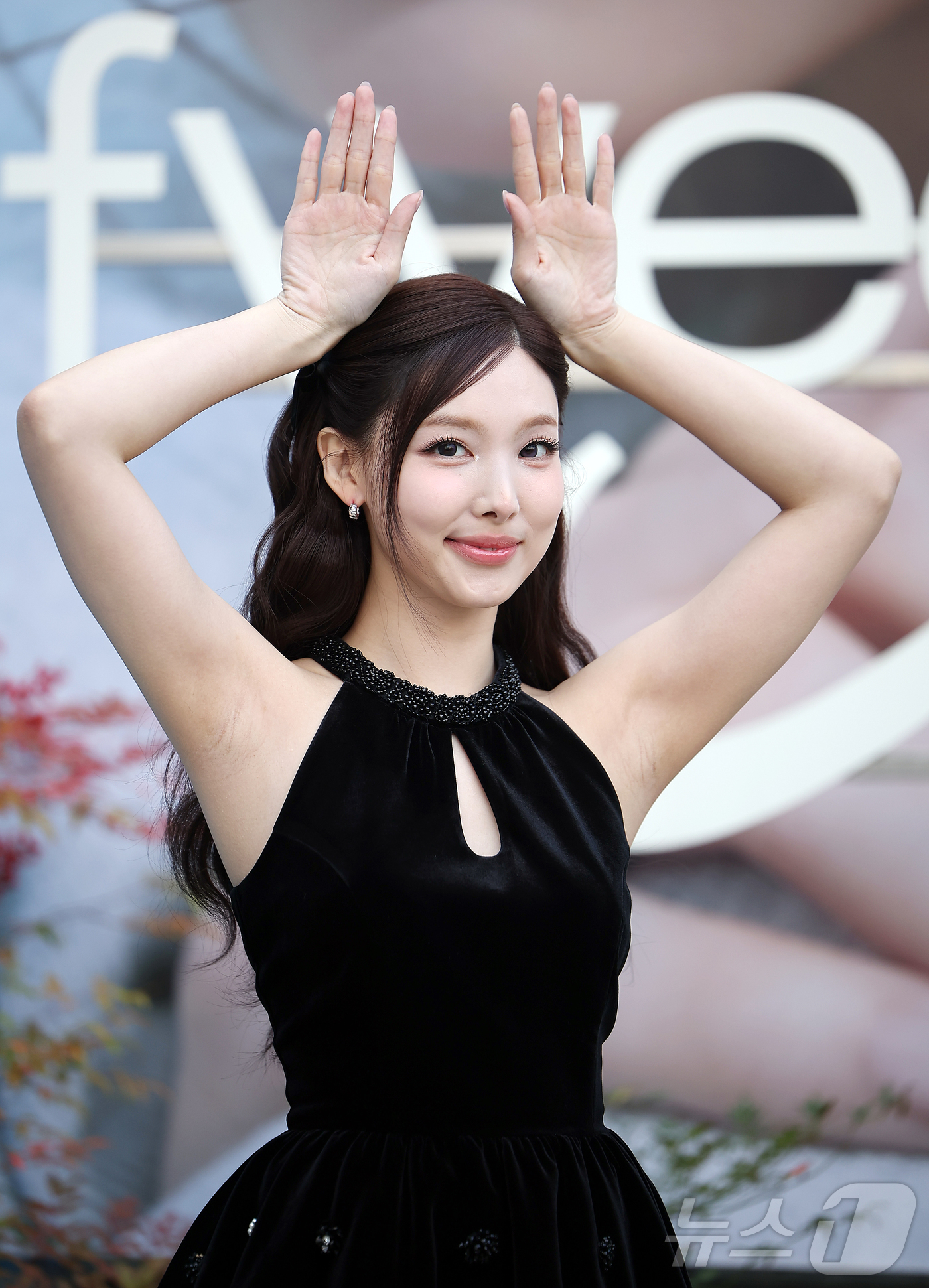 (서울=뉴스1) 김진환 기자 = 트와이스 나연이 20일 오전 서울 성동구 성수동의 한 플래그십 스토어에서 열린 뷰티 브랜드 출시 기념 행사에 참석해 포즈를 취하고 있다. 2025. …