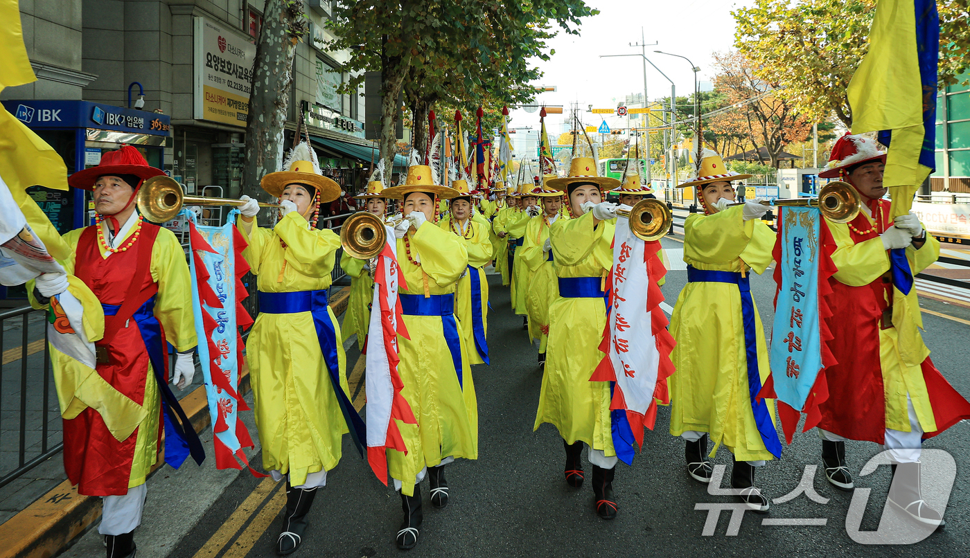 (서울=뉴스1) 이호윤 기자 = 제43회 남이장군사당제가 열린 20일 서울 용산구 효창공원역 사거리 일대에서 남이장군 출진식 재현 행렬이 이어지고 있다. 남이장군이 군사들과 함께 …
