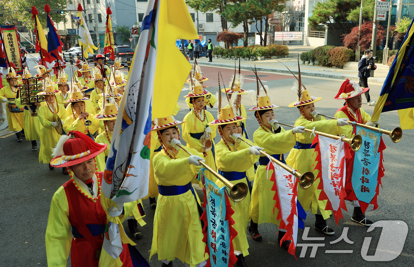 (서울=뉴스1) 이호윤 기자 = 제43회 남이장군사당제가 열린 20일 서울 용산구 효창공원 일대에서 남이장군 출진식 재현 행렬이 이어지고 있다. 남이장군이 군사들과 함께 말을 타고 …