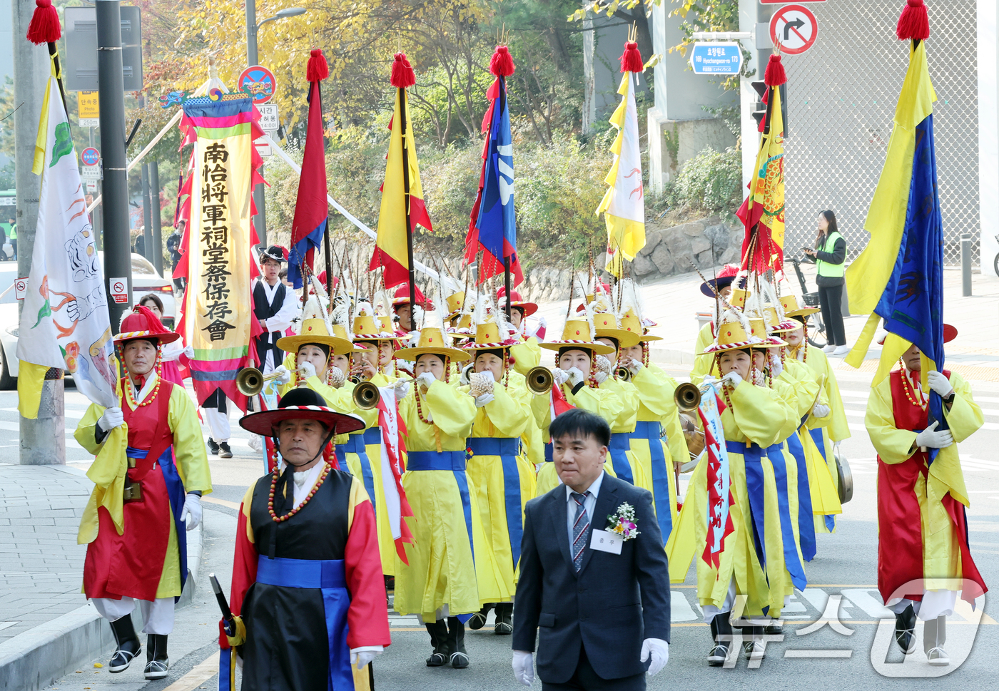 (서울=뉴스1) 이호윤 기자 = 제43회 남이장군사당제가 열린 20일 서울 용산구 효창공원 일대에서 남이장군 출진식 재현 행렬이 이어지고 있다. 남이장군이 군사들과 함께 말을 타고 …