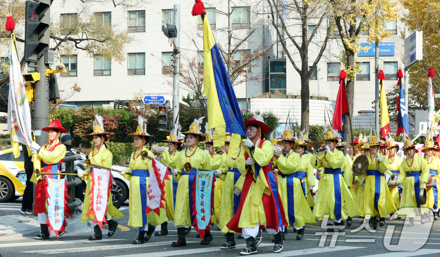 (서울=뉴스1) 이호윤 기자 = 제43회 남이장군사당제가 열린 20일 서울 용산구 효창공원역 사거리 일대에서 남이장군 출진식 재현 행렬이 이어지고 있다. 남이장군이 군사들과 함께 …