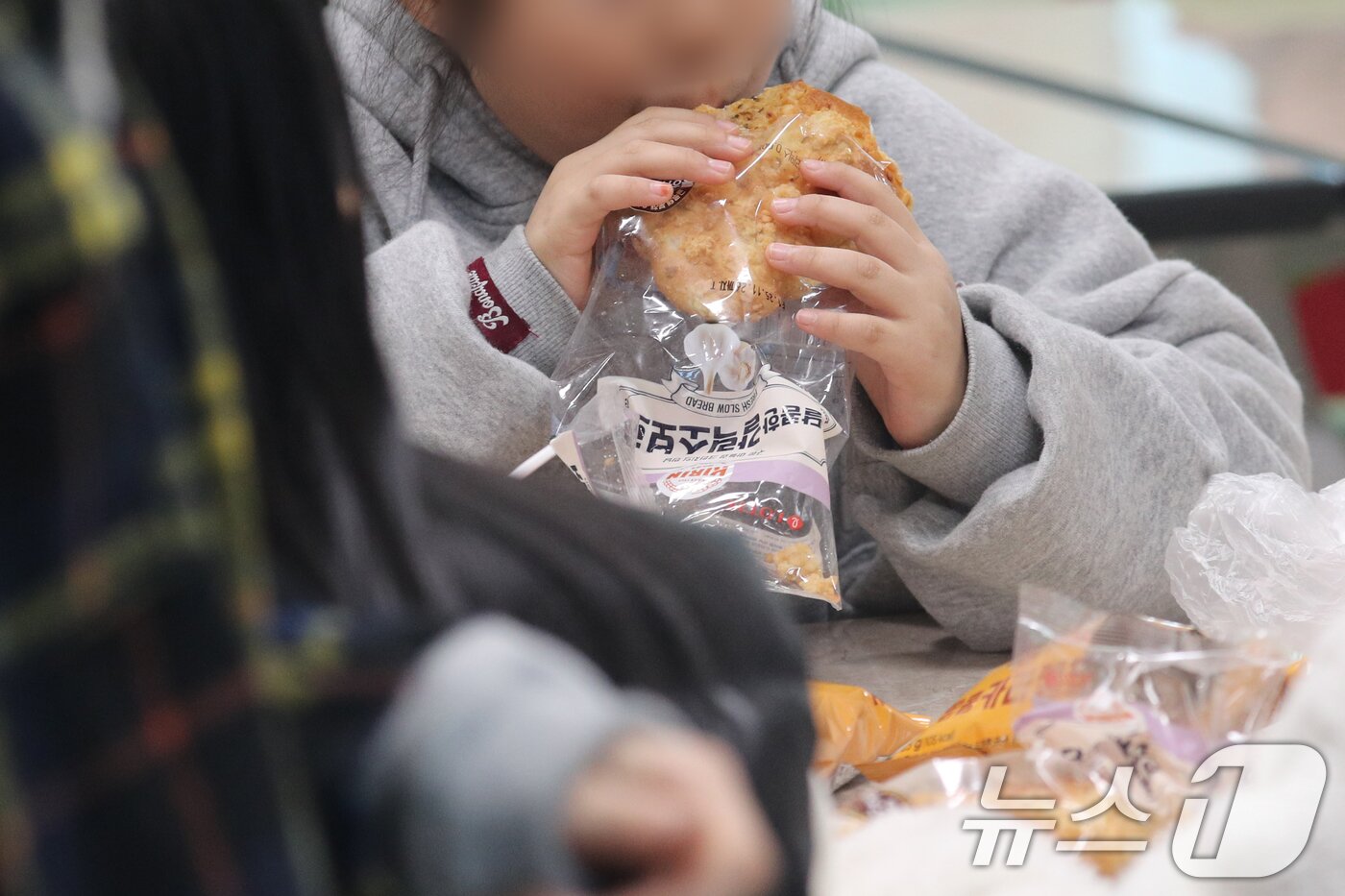 본문 이미지 - 학교 급식·돌봄 업무 등에 종사하는 비정규직 노동자들이 총파업에 돌입한 20일 오전 충북 청주의 한 초등학교에서 학생들이 빵과 과일, 주스 등 대체식을 먹고 있다. 2025.11.20/뉴스1 ⓒ News1 김용빈 기자