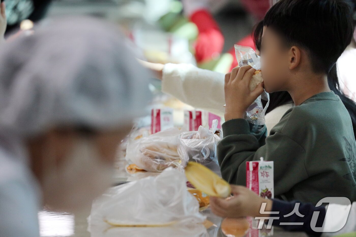 본문 이미지 - 학교 급식·돌봄 업무 등에 종사하는 비정규직 노동자들이 총파업에 돌입한 20일 오전 충북 청주의 한 초등학교에서 학생들이 빵과 과일, 주스 등 대체식을 먹고 있다. 2025.11.20/뉴스1 ⓒ News1 김용빈 기자