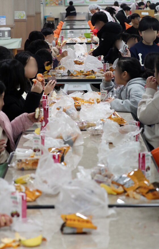 본문 이미지 - 학교 급식·돌봄 업무 등에 종사하는 비정규직 노동자들이 총파업에 돌입한 20일 오전 충북 청주의 한 초등학교에서 학생들이 빵과 과일, 주스 등 대체식을 먹고 있다. 2025.11.20/뉴스1 ⓒ News1 김용빈 기자