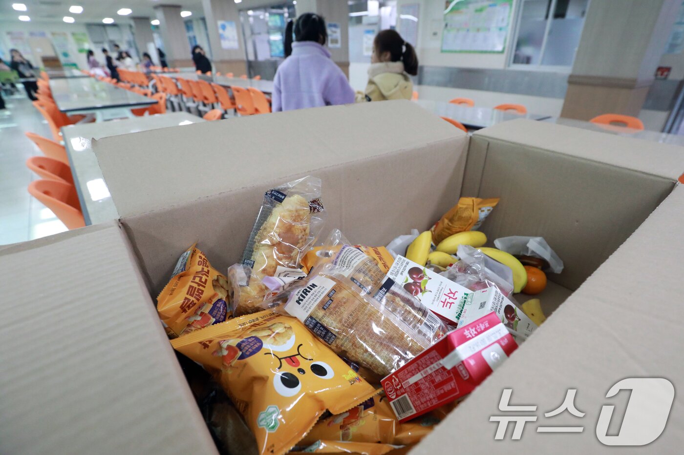 본문 이미지 - 학교 급식·돌봄 업무 등에 종사하는 비정규직 노동자들이 총파업에 돌입한 20일 오전 충북 청주의 한 초등학교 급식실에 빵과 과일, 주스 등 대체식이 마련돼 있다. 2025.11.20/뉴스1 ⓒ News1 김용빈 기자