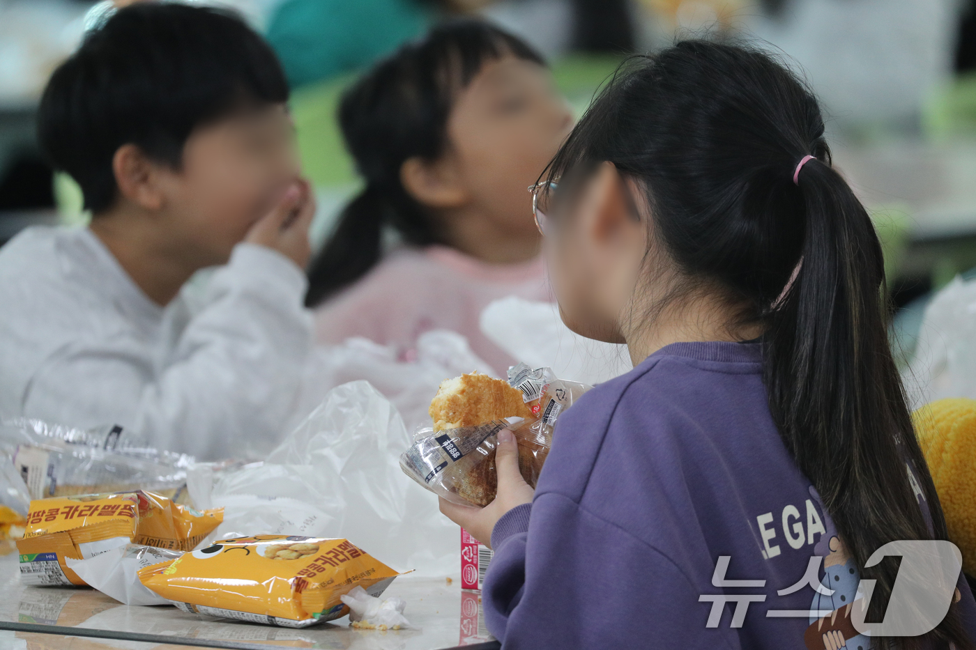 (청주=뉴스1) 김용빈 기자 = 학교 급식·돌봄 업무 등에 종사하는 비정규직 노동자들이 총파업에 돌입한 20일 오전 충북 청주의 한 초등학교에서 학생들이 빵과 과일, 주스 등 대체 …