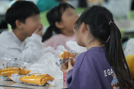 밥 대신 빵과 과일