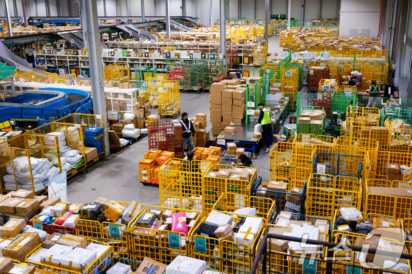 (인천=뉴스1) 안은나 기자 = 블랙프라이데이를 앞두고 해외 직구 수요가 늘어나고 있는 20일 오전 인천 중구 인천공항세관 특송물류센터에 직구 물품이 쌓여 있다. 2025.11.2 …