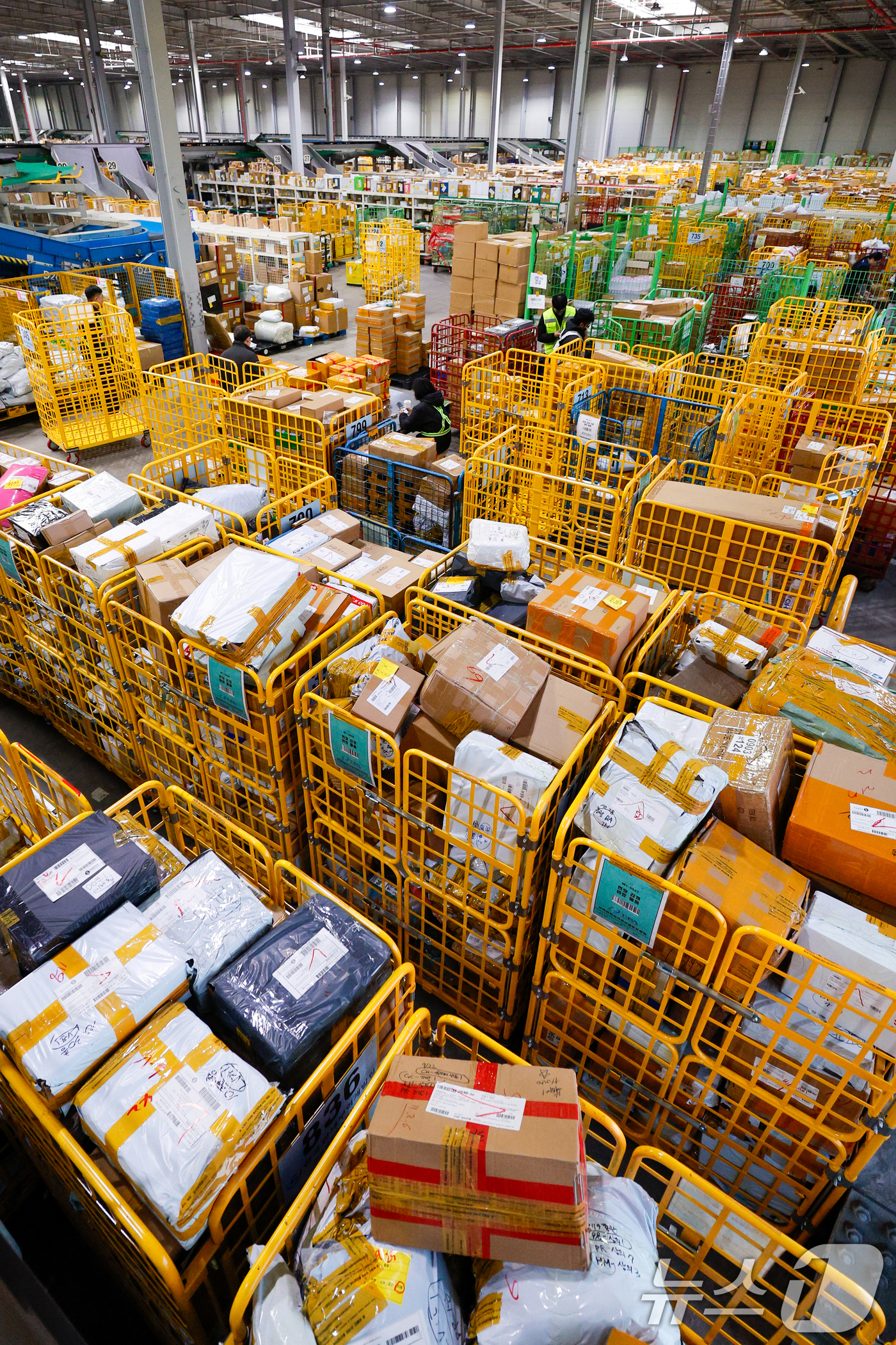 (인천=뉴스1) 안은나 기자 = 블랙프라이데이를 앞두고 해외 직구 수요가 늘어나고 있는 20일 오전 인천 중구 인천공항세관 특송물류센터에 직구 물품이 쌓여 있다. 2025.11.2 …