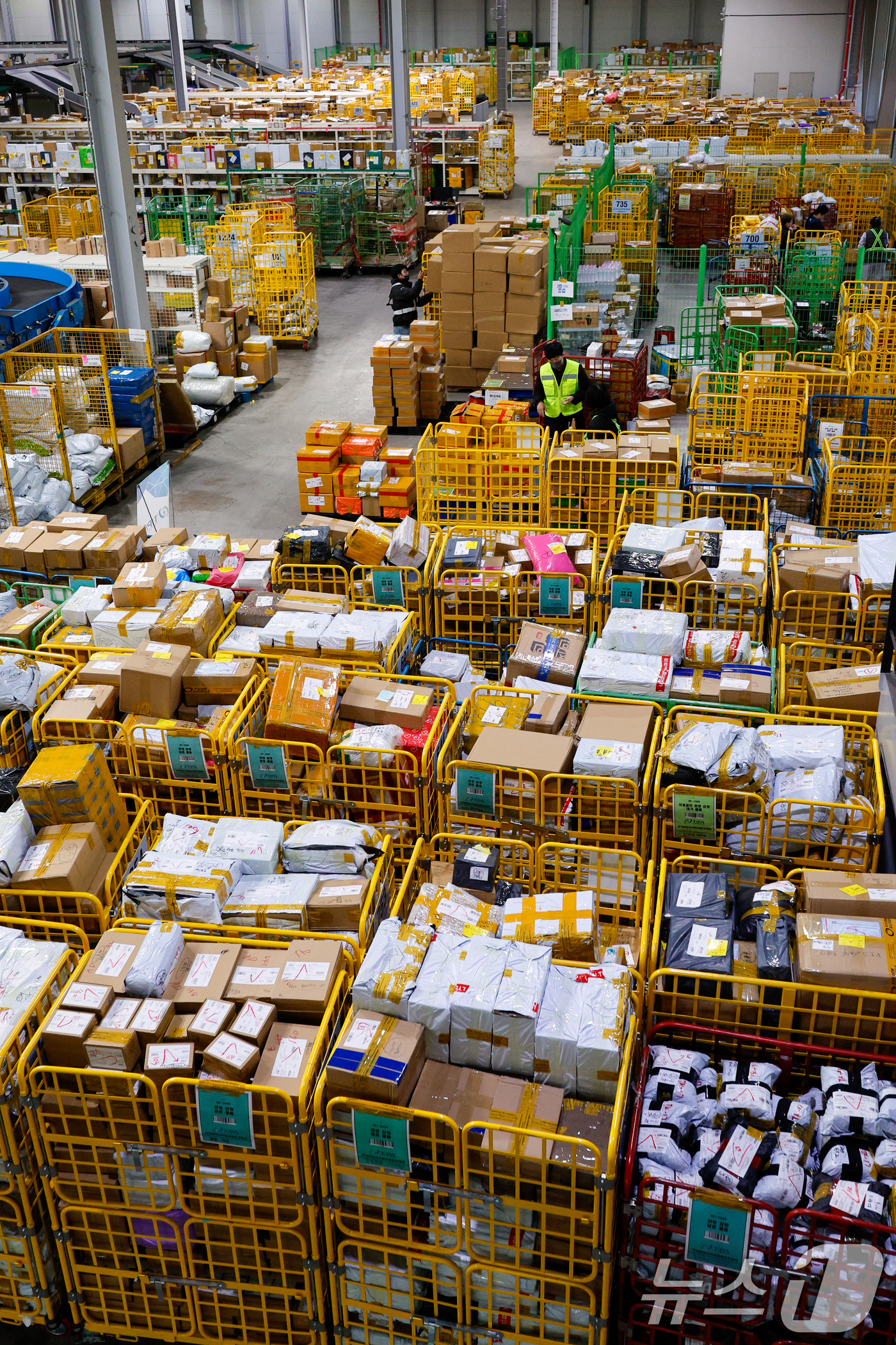 (인천=뉴스1) 안은나 기자 = 블랙프라이데이를 앞두고 해외 직구 수요가 늘어나고 있는 20일 오전 인천 중구 인천공항세관 특송물류센터에 직구 물품이 쌓여 있다. 2025.11.2 …