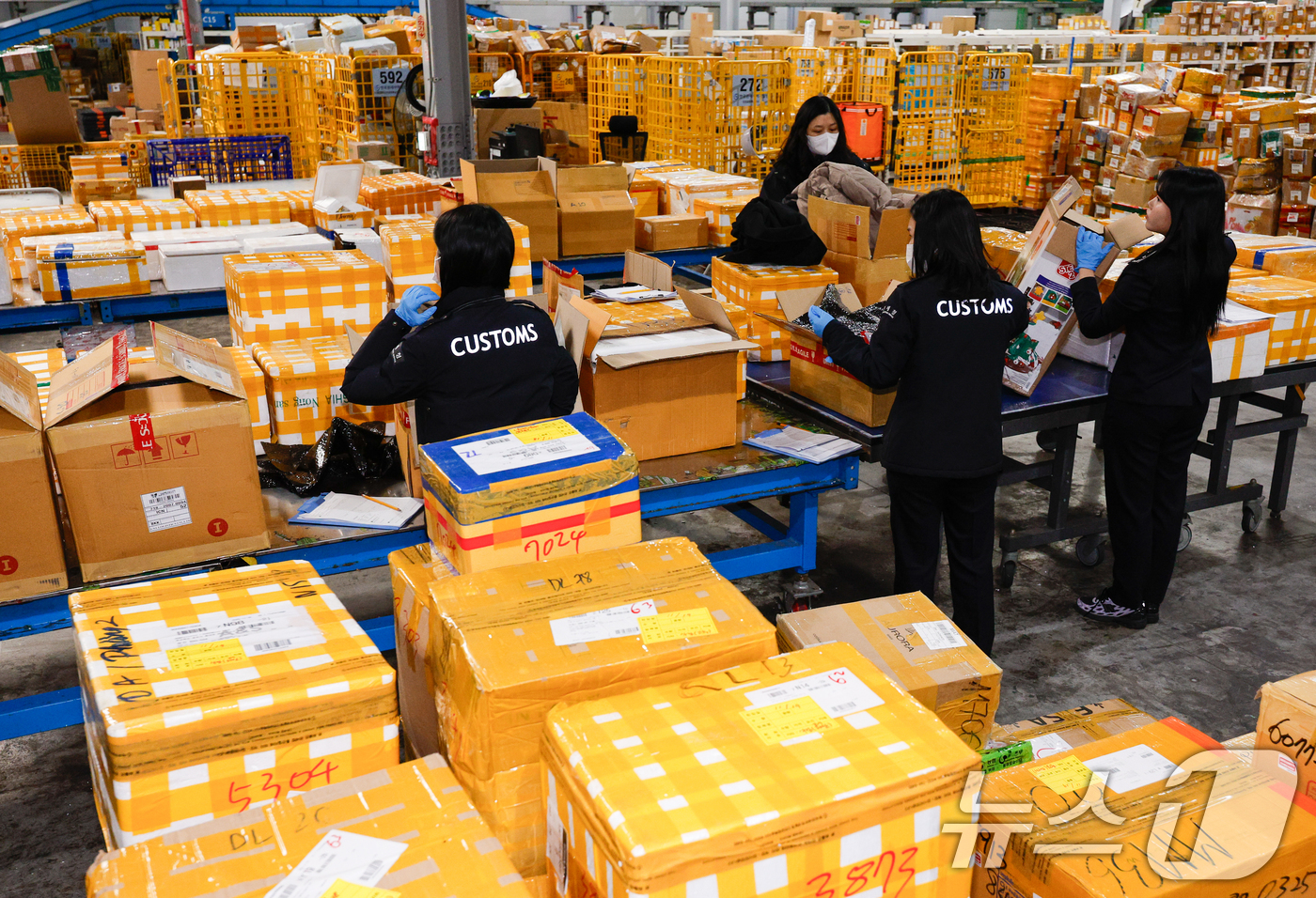 (인천=뉴스1) 안은나 기자 = 블랙프라이데이를 앞두고 해외 직구 수요가 늘어나고 있는 20일 오전 인천 중구 인천공항세관 특송물류센터에서 직원들이 직구 물품을 검사하고 있다. 2 …
