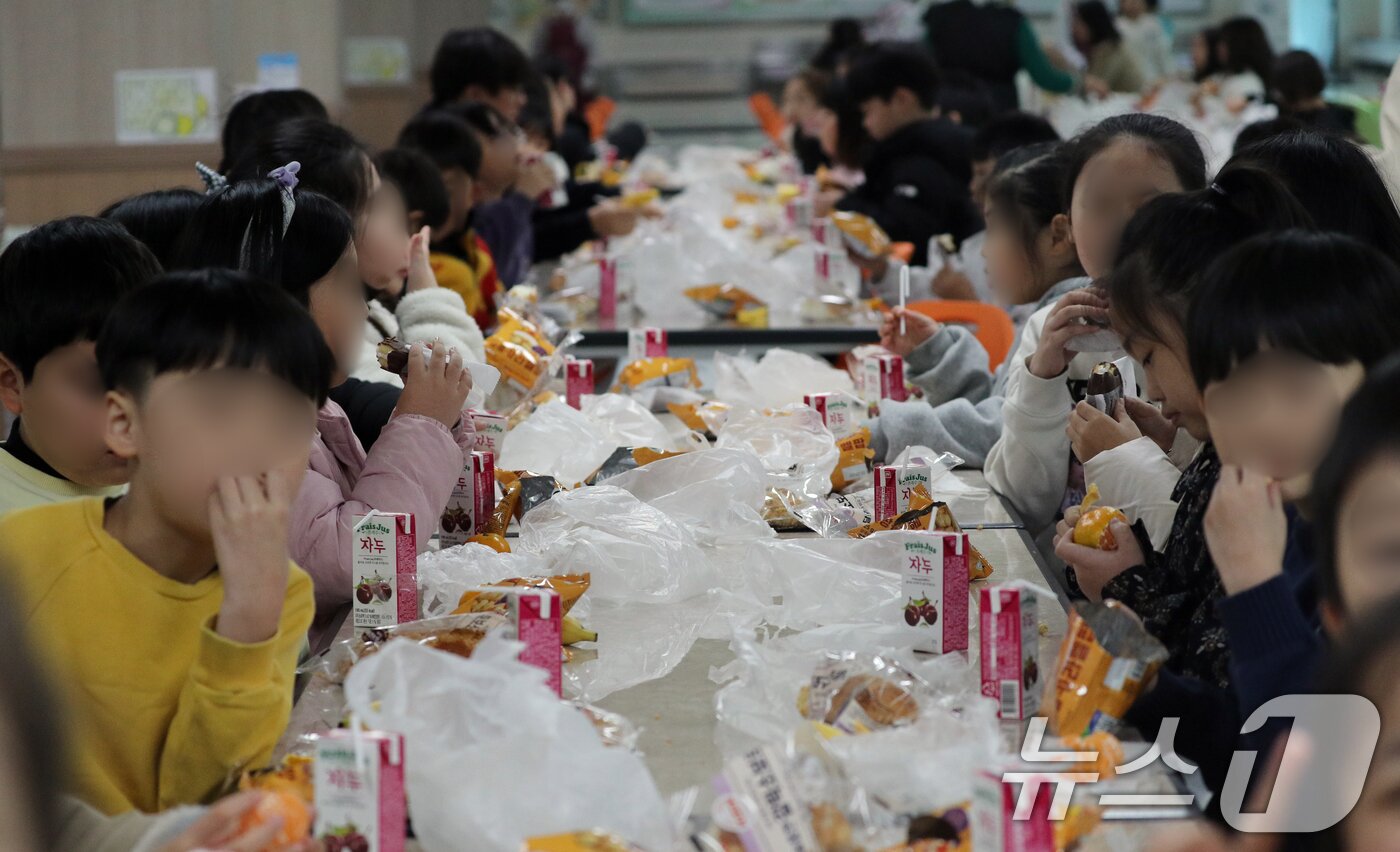 본문 이미지 - 학교 급식·돌봄 업무 등에 종사하는 비정규직 노동자들이 총파업에 돌입한 20일 오전 충북 청주의 한 초등학교에서 학생들이 빵과 과일, 주스 등 대체식을 먹고 있다. 2025.11.20/뉴스1 ⓒ News1 김용빈 기자