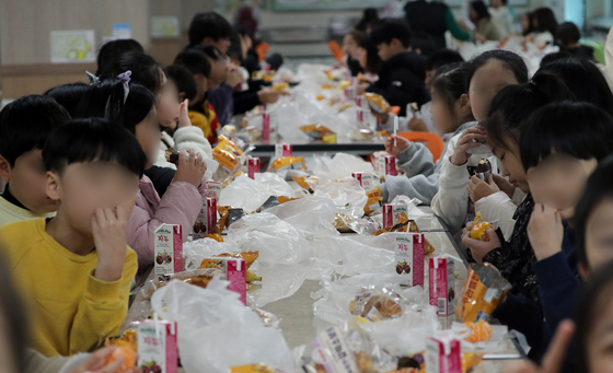 대체식 먹는 초등학생들