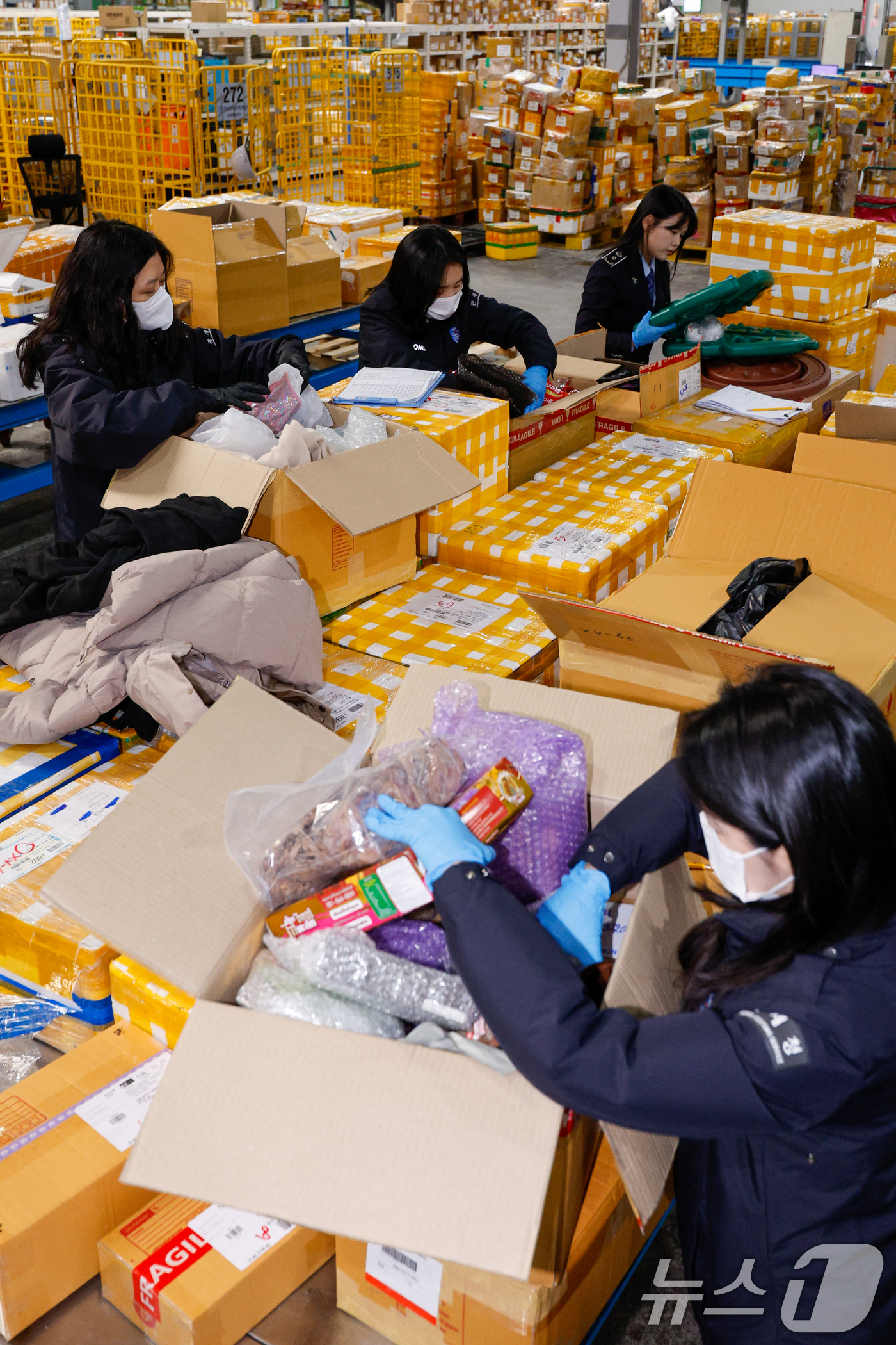 (인천=뉴스1) 안은나 기자 = 블랙프라이데이를 앞두고 해외 직구 수요가 늘어나고 있는 20일 오전 인천 중구 인천공항세관 특송물류센터에서 직원들이 직구 물품을 검사하고 있다. 2 …