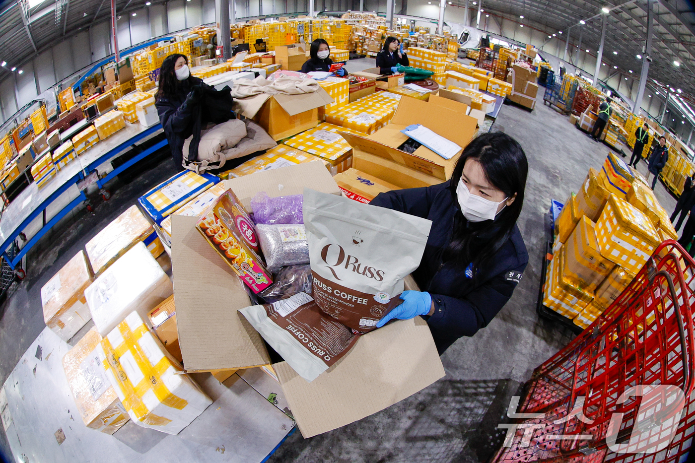(인천=뉴스1) 안은나 기자 = 블랙프라이데이를 앞두고 해외 직구 수요가 늘어나고 있는 20일 오전 인천 중구 인천공항세관 특송물류센터에서 직원들이 직구 물품을 검사하고 있다. 2 …